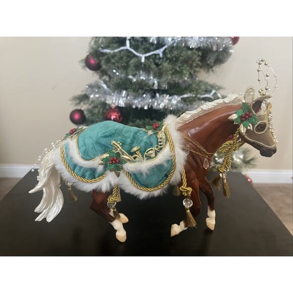 Breyer Holiday Christmas 2019 Minstrel Horse. Nice!! - Picture 3 of 10